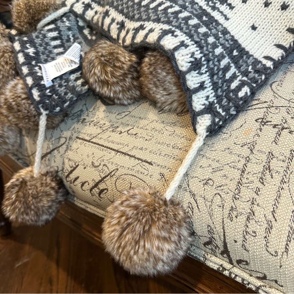 Pottery Barn Fair Isle Moose Knit Throw Blanket Faux Fur Pom Pom 50x60 - Picture 4 of 5